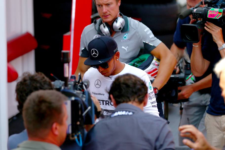 Hamilton a testa bassa: per colpa dell&#39;incidente partir molto indietro rispetto a Rosberg, rivale nella corsa al titolo che invece ha centrato la pole position
